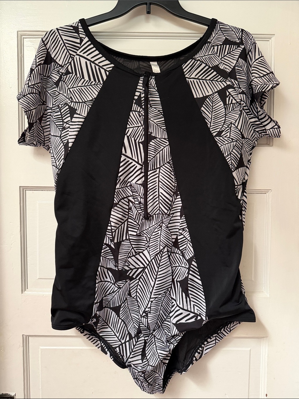 Plus size Black & White Leaf-Print Swimsuit